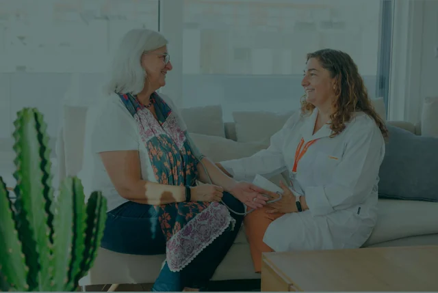 Un profesional medico a domicilio está atendiendo a un paciente en su casa.